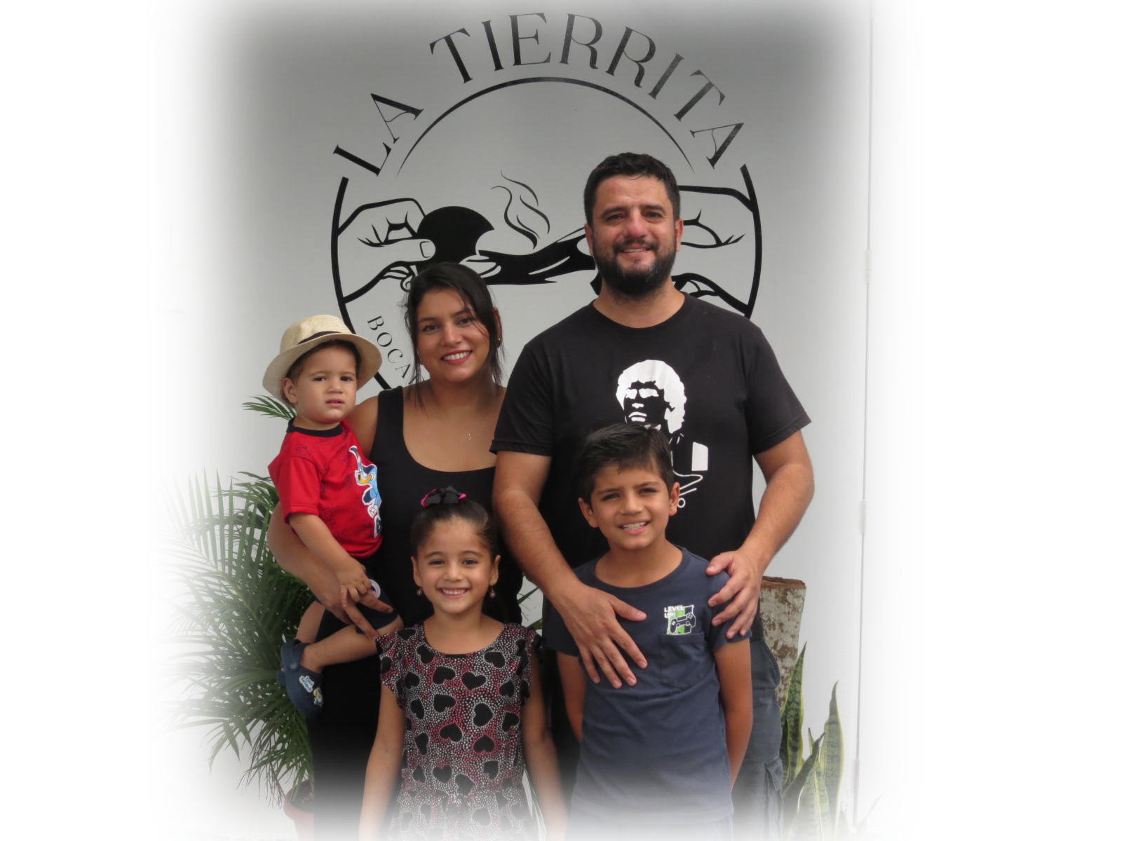 Familia fundadora de La Tierrita trabajando en el campo, mostrando su compromiso con la agricultura tradicional